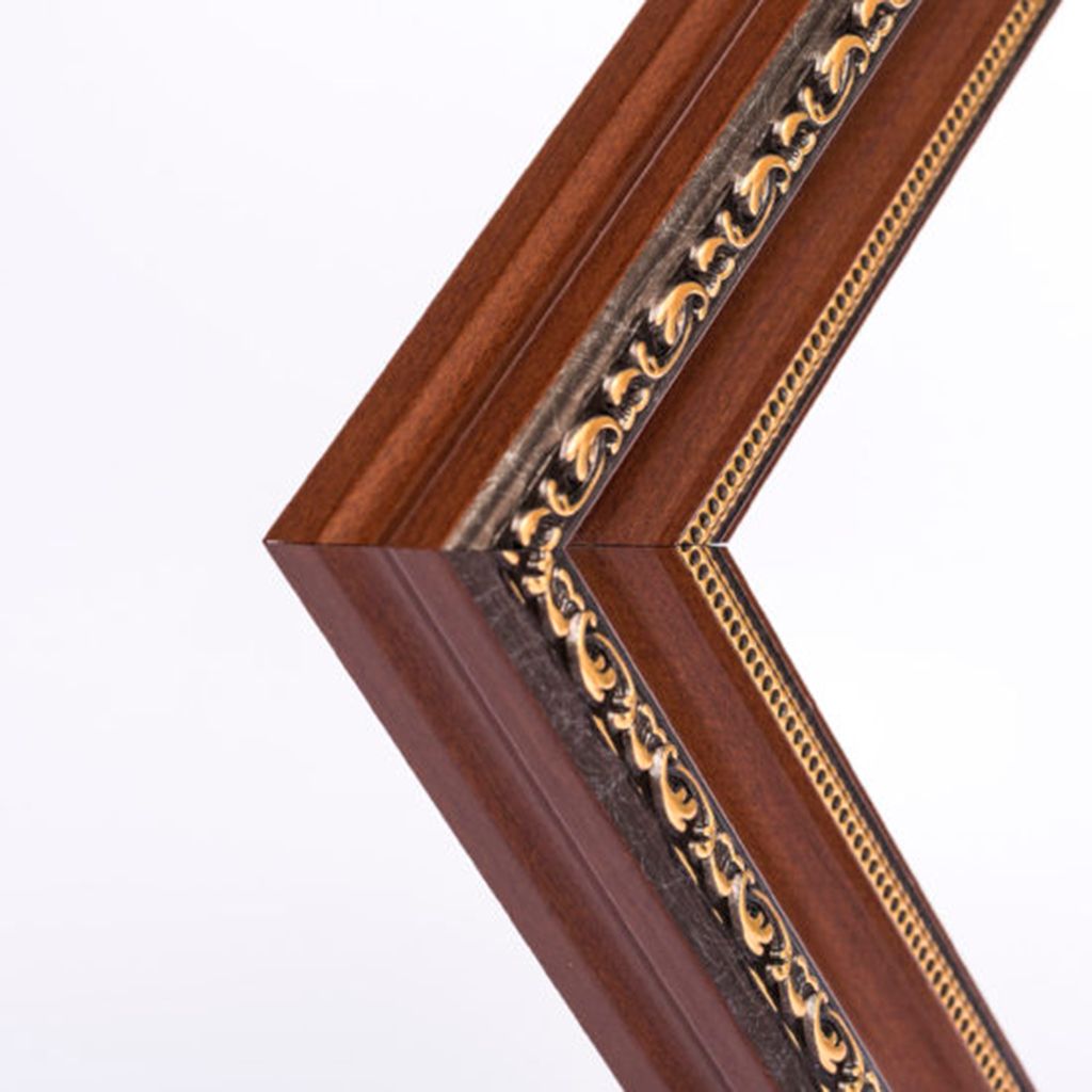 Marco tradicional grabado texturizado dorado con nogal