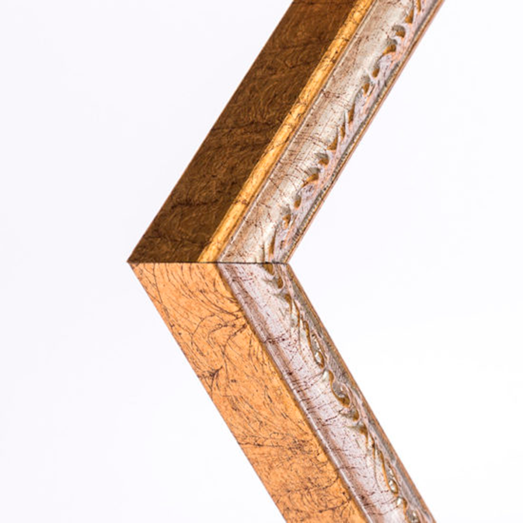Marco tradicional con grabado dorado con plateado