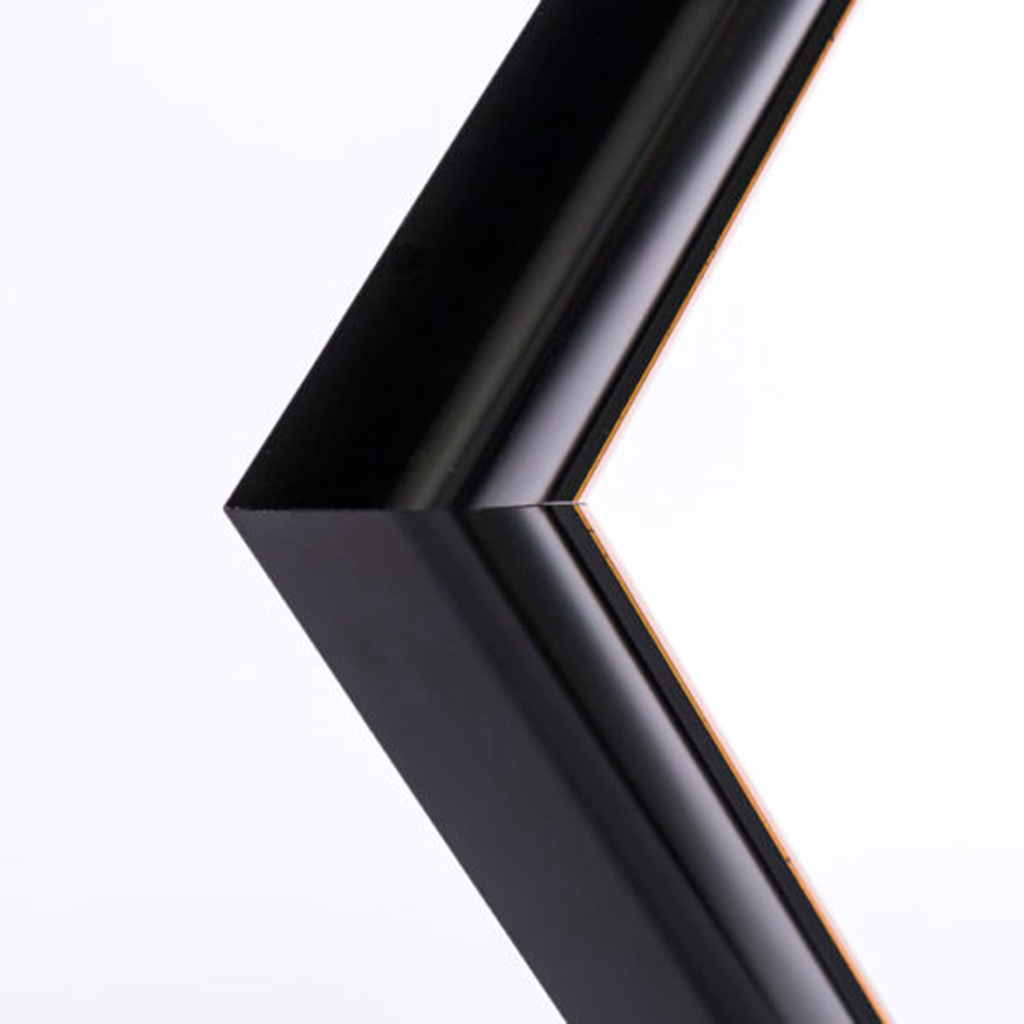 Marco tradicional dorado con negro