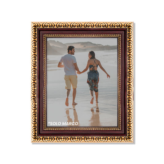 Marco tradicional grabado dorado con nogal