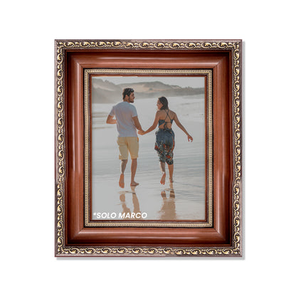 Marco tradicional grabado texturizado dorado con nogal