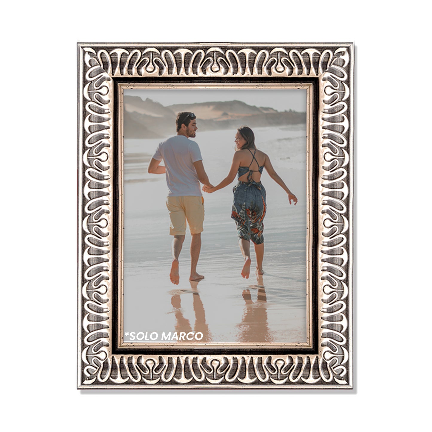 Marco tradicional con grabado plateado
